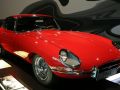 Das Jaguar E-Type Coupé 2+2 der Bauzeit 1961 bis 1974 - in der Ausstellung ‚Meilensteine aus 125 Jahren Automobilgeschichte‘ der Autostadt Wolfsburg