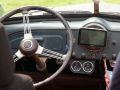 Ein Blick in das Cockpit der Cabrio-Limousine Morris Minor Series II Convertible – das Navi verdeckt den Tacho, der dem Fahrer wohl weniger wichtig war.