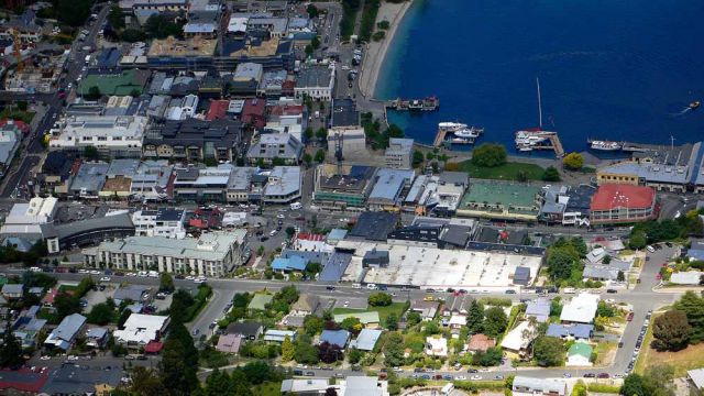 Queenstown, Neuseeland - Blick von der Skyline Queenstown auf die Lake Esplanade und die Marine Parade