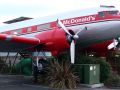 Ein ausgedientes Flugzeug als Kinderspielplatz der Mc Donald Filiale in Taupo auf der Nordinsel von Neuseeland - eine Douglas DC 3 'Dakota', bei uns auch als Rosinenbomber bekannt