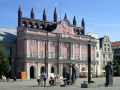 Hansestadt Rostock - das historische Rathaus am Neuen Markt der Backsteingotik mit seinen sieben Türmen