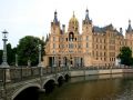 Schwerin, die Landeshauptstadt Mecklenburg-Vorpommerns - die Schlossbrücke und das Schweriner Schloss 