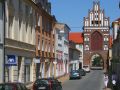Bergringstadt Teterow, Mecklenburger Schweiz - die Rostocker Strasse mit dem Rostocker Tor aus der Mitte des 14. Jahrhunderts