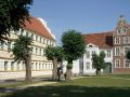 Die Barlach-Stadt Güstrow - der Domplatz mit der barocken Domschule und dem Lüheschen Palais aus der Renaissance-Zeit