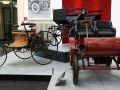 Der Benz Patent Motorwagen von 1886 und der Excelsior, Baujahr 1904, von der Motorwagenfabrik Excelsior AG, Zürich - Verkehrsmuseum Dresden