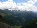 Die Timmelsjoch Hochalpenstrasse in Südtirol mit Blick auf die Stubaier Alpen