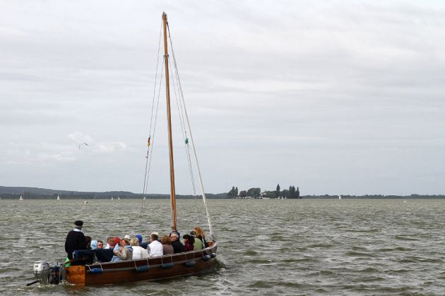 Die Überfahrt im 'Auswanderer', dem traditionellen hölzernen Segelboot der Steinhuder Berufsschiffer zur Insel Wilhelmstein im Steinhuder Meer