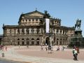 Der Theaterplatz mit der Semperoper und dem König Johann Denkmal in Dresden