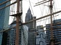 Lower Manhattan, East River Waterfront - Masten von Großseglern vor Wolkenkratzern - New York City
