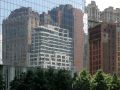 Wolkenkratzer am Ground Zero spiegeln sich in einer Glasfassade - Lower Manhattan, New York City