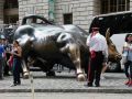 Die Bullenfigur vor der New York Stock Exchange - Charging Bull - Wall Street Bull oder Bowling Green Bull - Financial District, Lower Manhattan, New York
