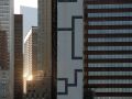 Die untergehende Sonne spiegelt sich in den Wolkenkratzern von Lower Manhattan - New York City