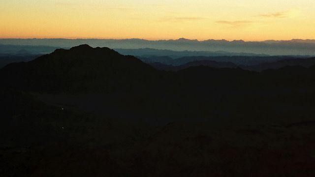 Mosesberg, Mt. Sinai - kurz vor sechs Uhr, das gespannte Warten auf den Sonnenaufgang über dem Sinai