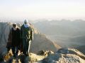 Mosesberg, Mt. Sinai - zwei Beduinen über den bizarren Gipfeln des Sinai