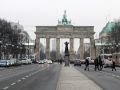 Bundeshauptstadt Berlin - das Brandenburger Tor mit der Statue 'Der Rufer'