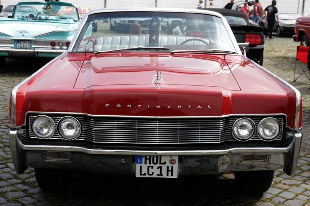 Lincoln Continental 4-door-Convertible, Modelljahr 1966 - 7,6 Liter V 8-Motor, 4-Fach-Vergaser, 340 PS bei 4.600 U/min Lincoln Continental 4-door-Convertible, Modelljahr 1966 - 7,6 Liter V 8-Motor, 4-Fach-Vergaser, 340 PS bei 4.600 U/min