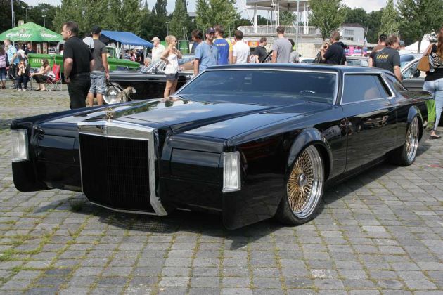 Lincoln Continental Mark VI Coupé, Baujahre 1980 bis 1983 - deutlich tiefer gelegt, mit niedrigerer Fahrerkabine und weiterem Tuning Lincoln Continental Mark VI Coupé, Baujahre 1980 bis 1983 - deutlich tiefer gelegt, mit niedrigerer Fahrerkabine und weiterem Tuning