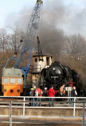 Das Bahnbetriebswerk Dresden-Altstadt - die Dampflokomotive 52 8080-5 auf der Drehscheibe
