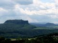 Elbsandsteingebirge - der Blick von der Bastei auf den Tafelberg Lilienstein in der Sächsischen Schweiz