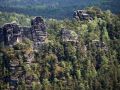 Elbsandsteingebirge - die Bastei in der Sächsischen Schweiz, links der Felsen 'die Lokomotive'