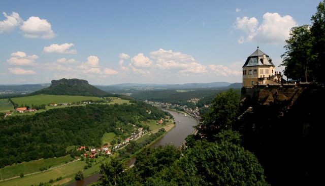 Die Friedrichsburg der Festung Königstein über dem Elbtal und dem Tafelberg Lilienstein in der Sächsische Schweiz