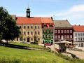 Stolpen, Sächsische Schweiz - die denkmalgeschützten Gebäude des Rathauses und der Löwen-Apotheke am Stolpner Markt 