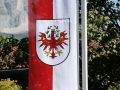 Das Tiroler Landeswappen auf einer Fahne in Ellmau