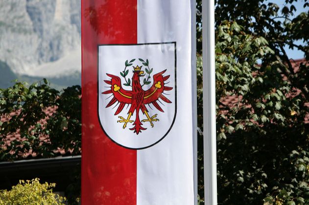 Das Tiroler Landeswappen auf einer Fahne in Ellmau