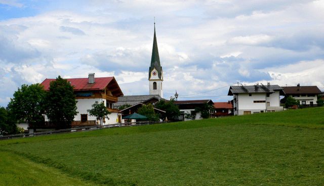 Der Ferien- und Wintersport-Ort Ellmau in Tirol