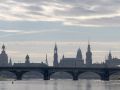 Dresdens schönste Türme und Kuppeln hinter der Marienbrücke über die Elbe, von der Frauenkirche links bis zur Semperoper rechts 