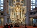 Die Dresdner Frauenkirche am Neumarkt, die Innenansicht mit dem Altar und der Orgel