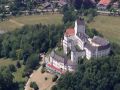 Das Schloss Hohenaschau im Chiemgau - eine Aufnahme aus der Kampenwandseilbahn