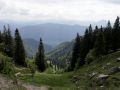 Der Wanderweg an der Kampenwand mit Blick auf die Tiroler Alpen