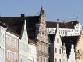 Landshut an der Isar - historische Fassaden der unteren Altstadt vor der Burg Trausnitz
