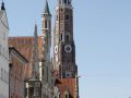 Landshut an der Isar - das historische Rathaus und der Turm der St. Martin Kirche 