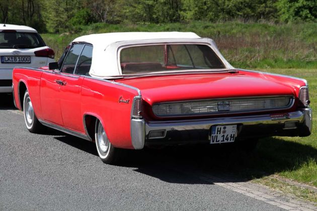 'Kennedy-Lincoln' - Lincoln Continental 86 4-door Convertible, Baujahr 1962 - V8-Motor, 7.571 ccm, 300 PS - die Heckansicht 'Kennedy-Lincoln' - Lincoln Continental 86 4-door Convertible, Baujahr 1962 - V8-Motor, 7.571 ccm, 300 PS - die Heckansicht