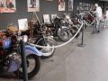 Top Mountain Motorcycle Museum - Motorsport in Tirol, die Parade historischer Motorräder auf dem Weg zum Eingang in die Haupthalle des Museums