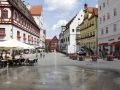 Nördlingen im Nördlinger Ries - Brunnen mit Wasserspiel am Marktplatz und das historische Rathaus