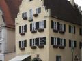 Nördlingen im Nördlinger Ries - das historische Gebäude von Blumen Ritter am Schäfflesmarkt