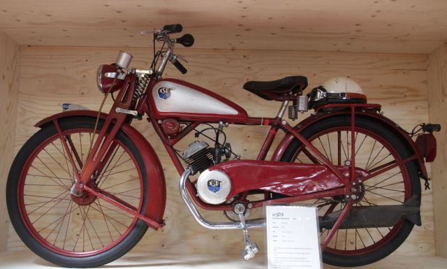 NSU Quick Motorrad, Baujahr 1940 - luftgekühlter NSU-Einzylinder-Zweitaktmotor mit Nasenkolben, 97 ccm, 3 PS NSU Quick Motorrad, Baujahr 1940 - luftgekühlter NSU-Einzylinder-Zweitaktmotor mit Nasenkolben, 97 ccm, 3 PS