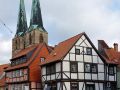 Quedlinburg - Fachwerkhäuser an der Pölkenstrfasse/Ecke Kaplanei mit der Nikolaikirche