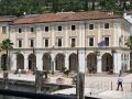 Salò am Gardasee - die Promenade 'Lungolago Zanardelli' mit dem Rathaus von Salò an der Piazza della Vittoria