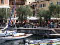 Porticciolo, der kleine Bootshafen und Aussengastronomie auf der Piazza Calderini von Torri del Benaco