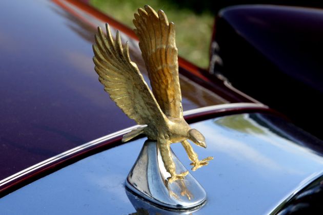 Ein mit 18 Karat vergoldeter Adler krönt den verchromten Kühler des Zimmer Golden Spirit im Neoklassik-Design Ein mit 18 Karat vergoldeter Adler krönt den verchromten Kühler des Zimmer Golden Spirit im Neoklassik-Design