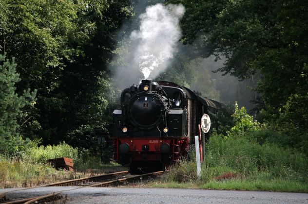 Die Delmenhorst-Harpstedter-Eisenbahn - Einfahrt des Museums-Dampfzuges Jan Harpstedt in den Harpstedter Bahnhof Die Delmenhorst-Harpstedter-Eisenbahn - Einfahrt des Museums-Dampfzuges Jan Harpstedt in den Harpstedter Bahnhof
