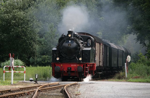 Die Delmenhorst-Harpstedter-Eisenbahn - Einfahrt des Museums-Dampfzuges Jan Harpstedt in den Harpstedter Bahnhof Die Delmenhorst-Harpstedter-Eisenbahn - Einfahrt des Museums-Dampfzuges Jan Harpstedt in den Harpstedter Bahnhof