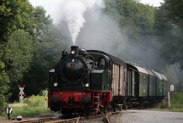 Die Delmenhorst-Harpstedter-Eisenbahn - Einfahrt des Museums-Dampfzuges Jan Harpstedt in den Harpstedter Bahnhof Die Delmenhorst-Harpstedter-Eisenbahn - Einfahrt des Museums-Dampfzuges Jan Harpstedt in den Harpstedter Bahnhof