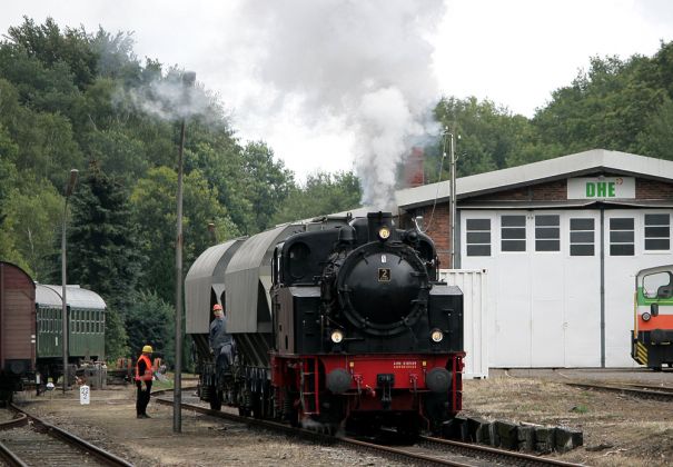 Delmenhorst-Harpstedter-Eisenbahn - Rangierfahrt der Dampflok DHE No. 2, Typ Hannibal mit zwei Güterwaggons im Bahnhof Harpstedt Delmenhorst-Harpstedter-Eisenbahn - Rangierfahrt der Dampflok DHE No. 2, Typ Hannibal mit zwei Güterwaggons im Bahnhof Harpstedt