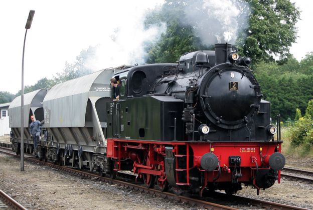 Delmenhorst-Harpstedter-Eisenbahn - Rangierfahrt der Dampflok DHE No. 2, Typ Hannibal mit zwei Güterwaggons im Bahnhof Harpstedt Delmenhorst-Harpstedter-Eisenbahn - Rangierfahrt der Dampflok DHE No. 2, Typ Hannibal mit zwei Güterwaggons im Bahnhof Harpstedt