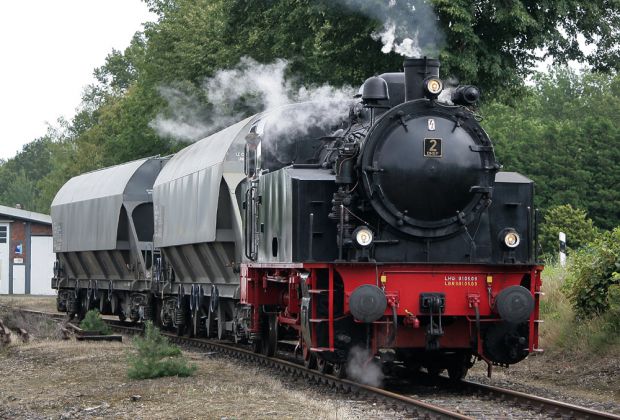 Delmenhorst-Harpstedter-Eisenbahn - Rangierfahrt der Dampflok DHE No. 2, Typ Hannibal mit zwei Güterwaggons im Bahnhof Harpstedt